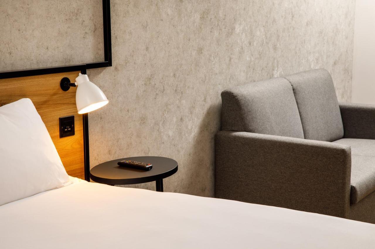 Ibis London Heathrow Terminal 5 Hotel Hillingdon Bagian luar foto
