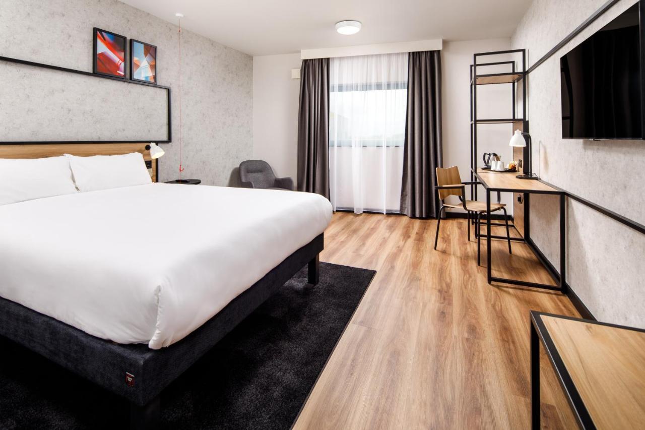 Ibis London Heathrow Terminal 5 Hotel Hillingdon Bagian luar foto