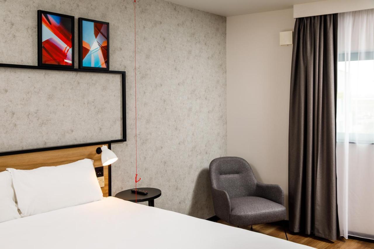Ibis London Heathrow Terminal 5 Hotel Hillingdon Bagian luar foto