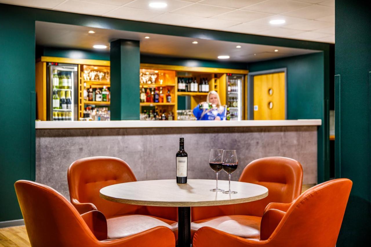 Ibis London Heathrow Terminal 5 Hotel Hillingdon Bagian luar foto